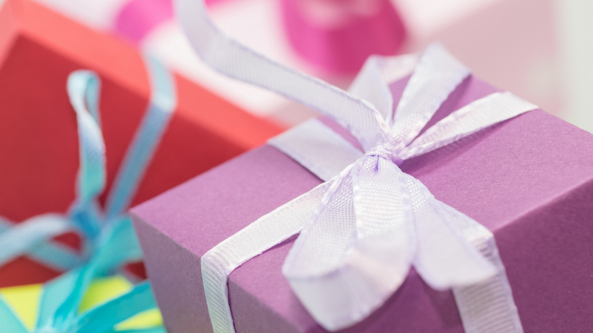 birthday-christmas-gift-17796.jpg